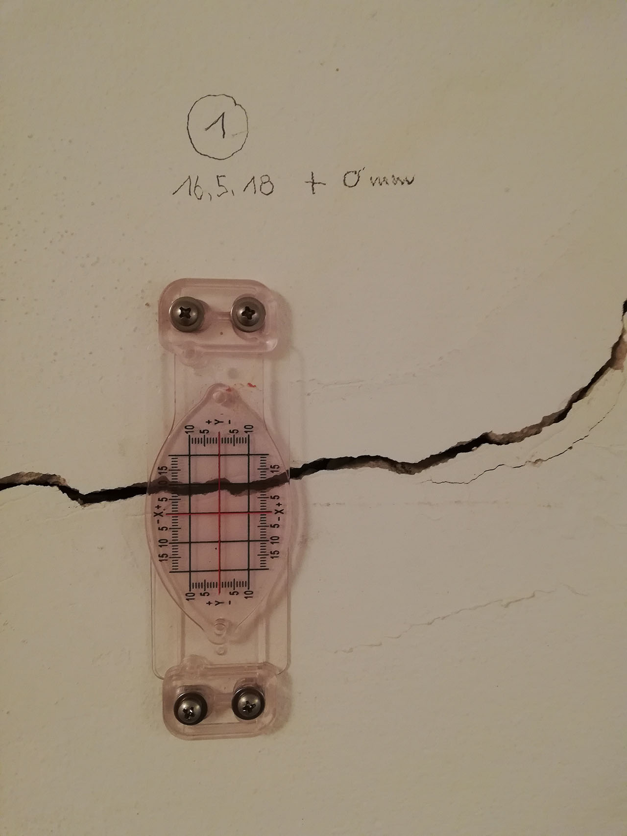 Setzungsriss mit Risslehre