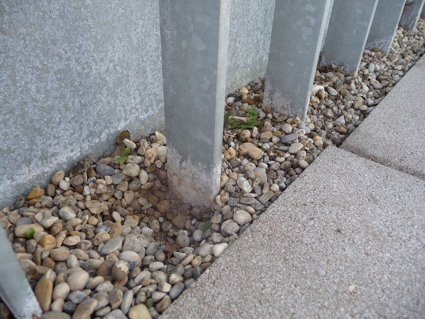 Korrosion verzinktes Geländer wegen Erdkontakt