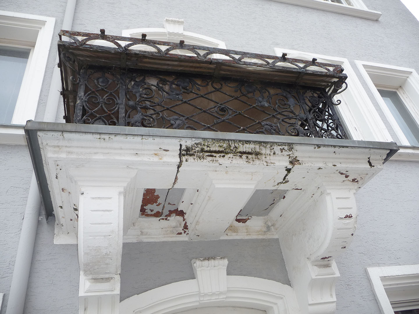 Feuchteschäden an historischem Natursteinbalkon