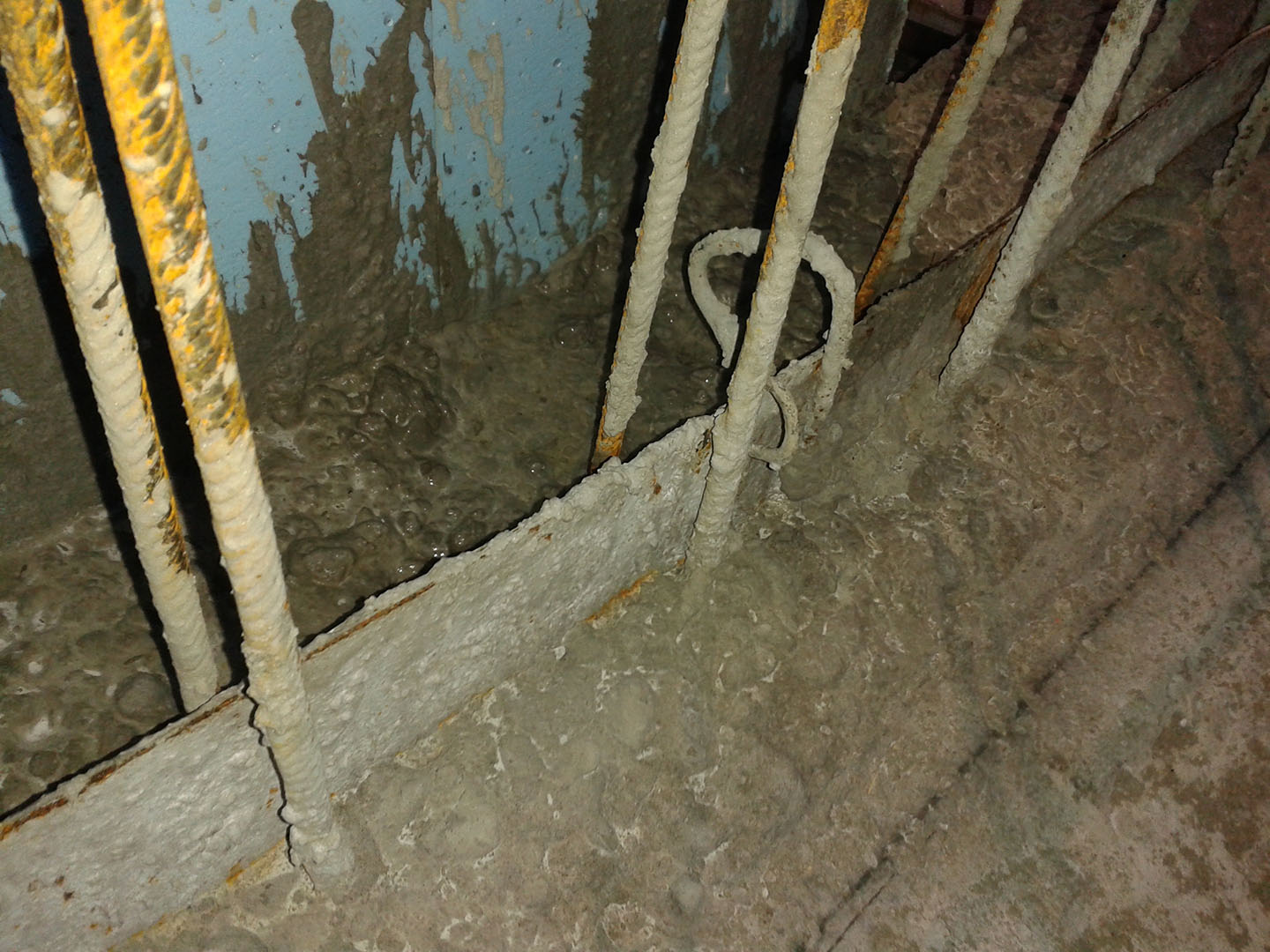 Verunreinigtes Fugenblech einer Bodenplatte